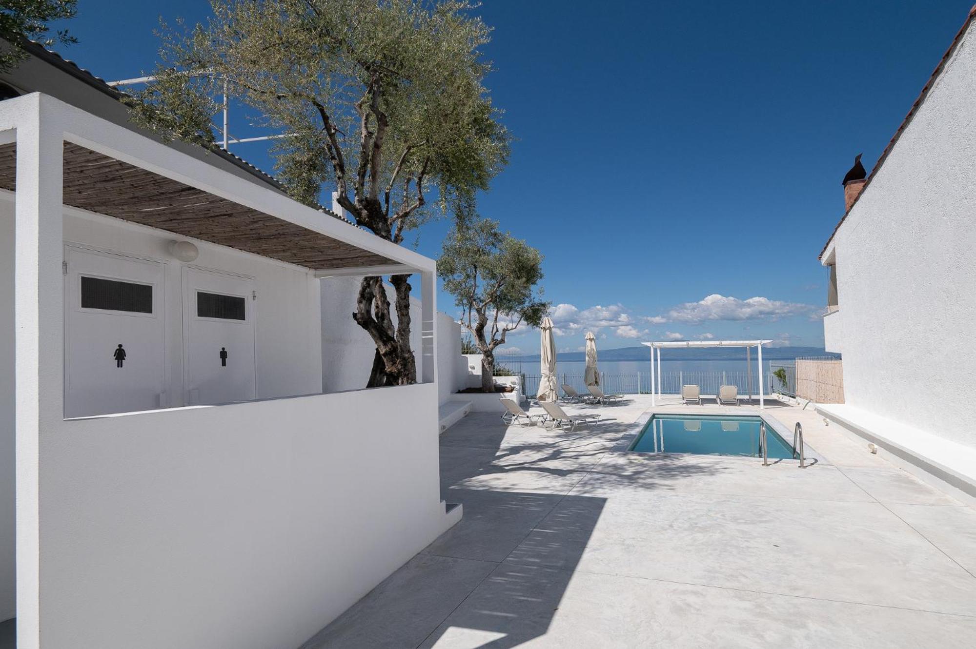 Pouletis Family Apartments - Akroyali Seaview Getaways Kalamáta Eksteriør bilde