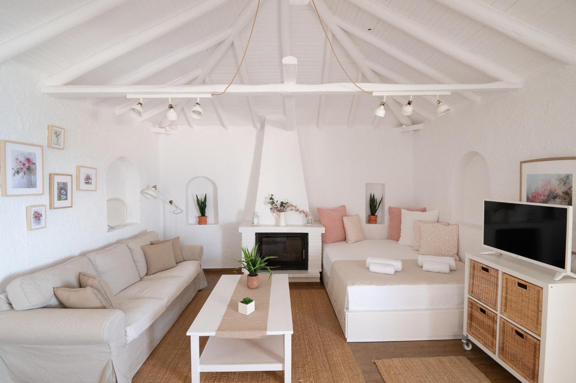 Pouletis Family Apartments - Akroyali Seaview Getaways Kalamáta Eksteriør bilde