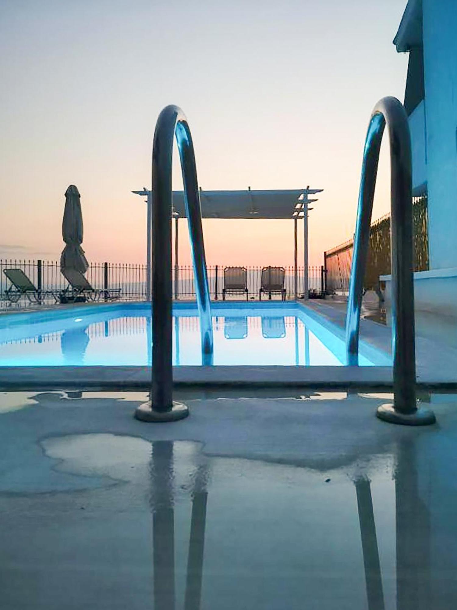 Pouletis Family Apartments - Akroyali Seaview Getaways Kalamáta Eksteriør bilde