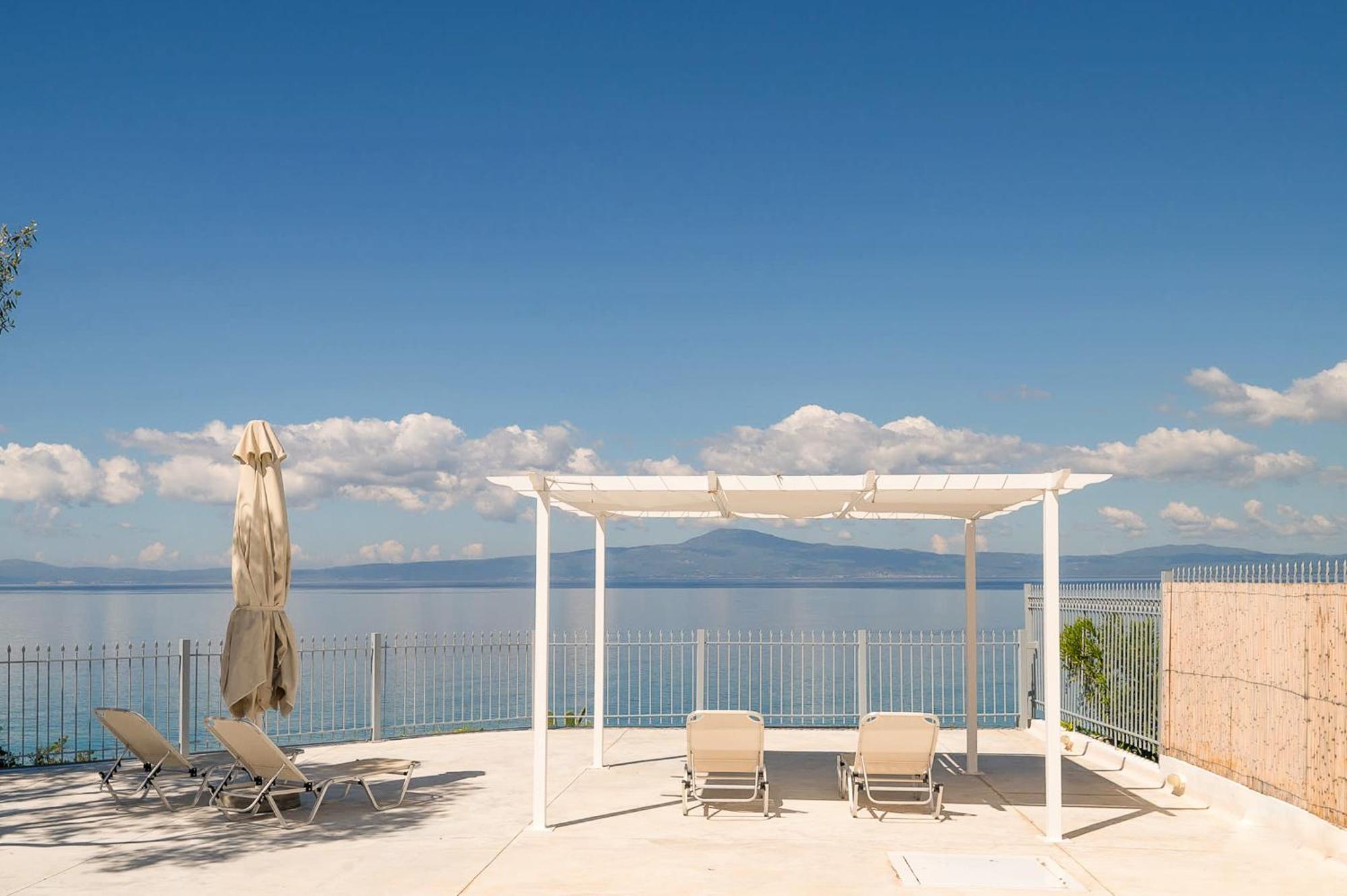 Pouletis Family Apartments - Akroyali Seaview Getaways Kalamáta Eksteriør bilde