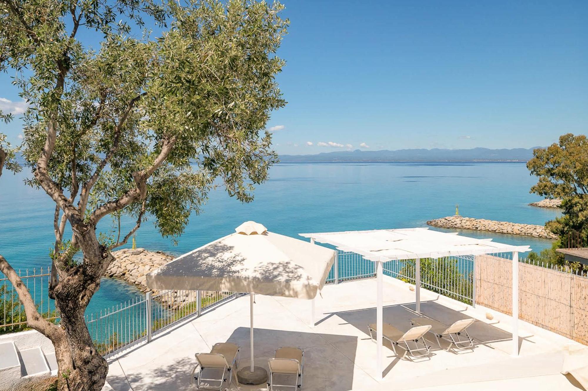 Pouletis Family Apartments - Akroyali Seaview Getaways Kalamáta Eksteriør bilde