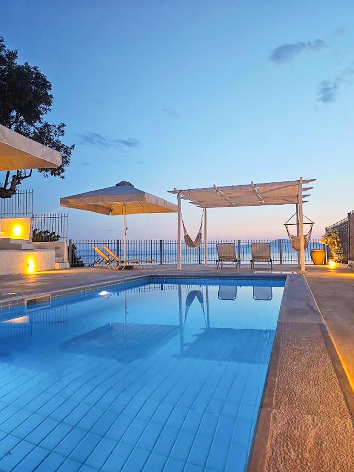 Pouletis Family Apartments - Akroyali Seaview Getaways Kalamáta Eksteriør bilde